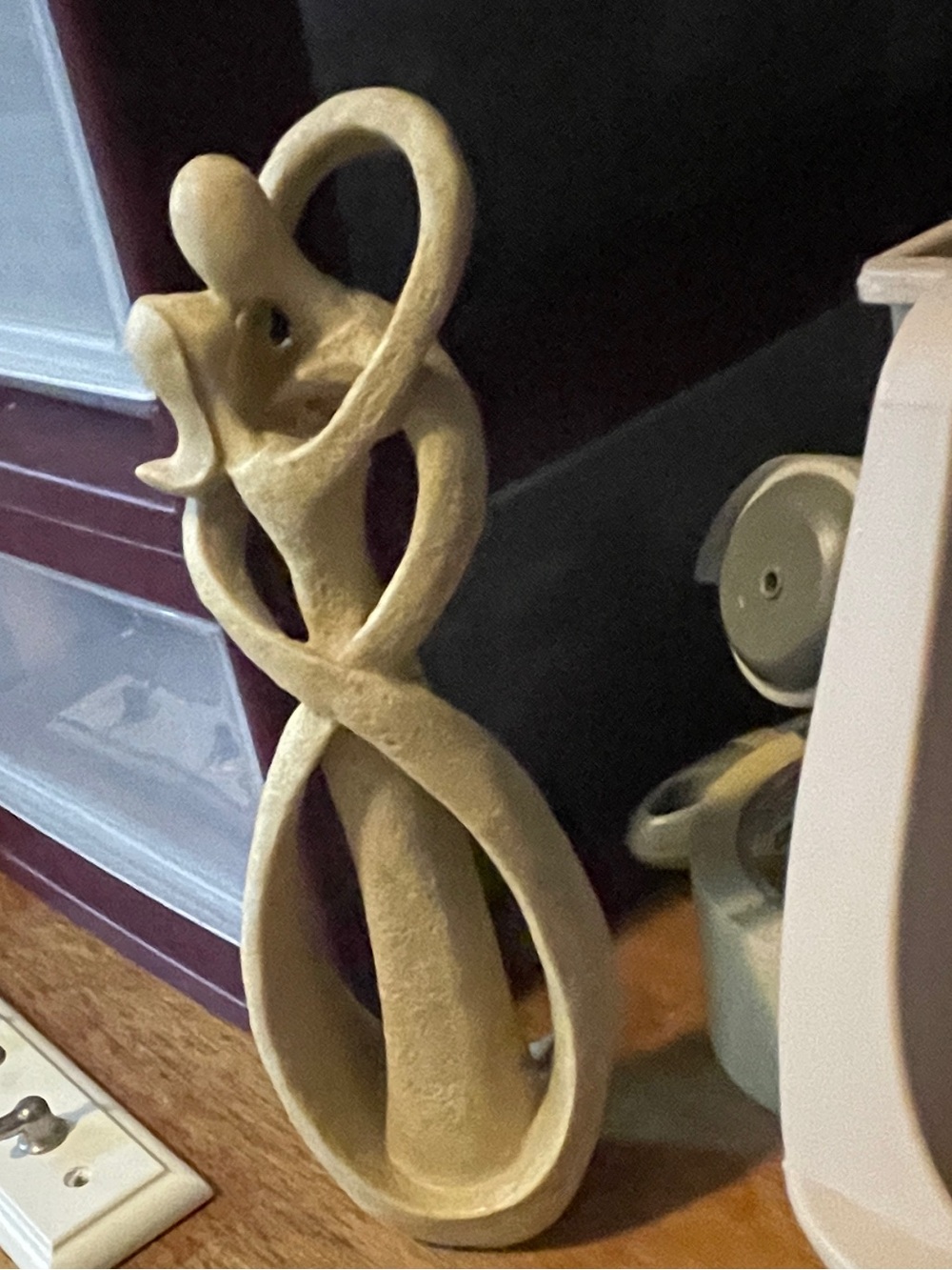🦋Elegant Tan Abstract Sculpture
Sandstone or resin
Couple kissing. - Picture 12 of 12